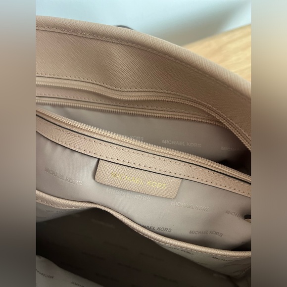 Michael Kors Medium Jet Set Medium Carry All Tote - Picture 13 of 16